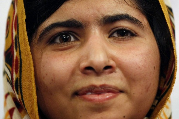 La paquistaní de 16 años Malala Yousafzai recibe el Premio Internacional de la Paz para los Niños de la activista yemení y premio Nobel de la Paz Tawakkul Karman (no en la foto) en Ridderzaal en La Haya, Holanda el 6 de septiembre de 2013. 