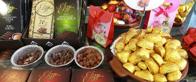 Detalle de un puesto de venta de chocolates en la feria gastronómica Mistura, en Lima (Perú).