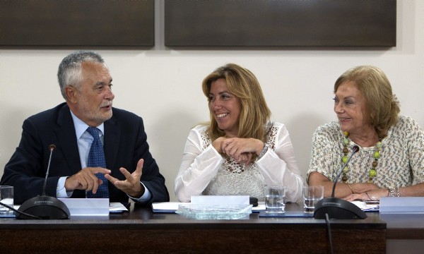 La consejera andaluza de Presidencia, Susana Díaz (c), junto al secretario general del PSOE andaluz, José Antonio Griñán (i), y la presidenta del PSOE-A, Amparo Rubiales (d).