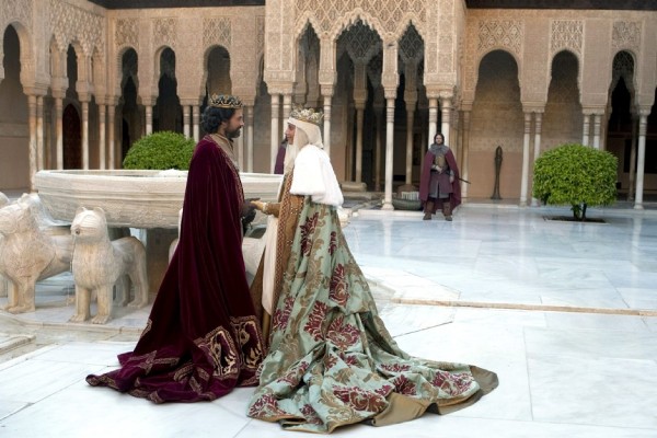 Fotografía facilitada por TVE de los actores Michelle Jenner (d) y Rodolfo Sanch (i), durante el rodaje, en la Alhambra de Granada, de la segunda temporada de la serie 'Isabel'.