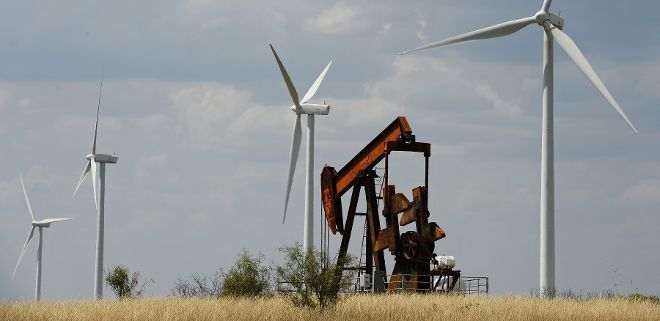 Una bomba de petróleo cerca de unas turbinas de viento en Abilene (EE.UU.).