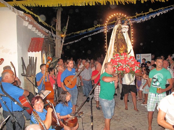 El pueblo acompañó a la Virgen de Carmen en procesión. 