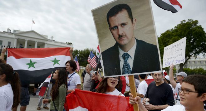 Partidarios del presidente sirio Bashar al-Assad protestan por las amenazas militares contra Siria en las inmediaciones de la Casa Blanca en Washington, DC, EE.UU.