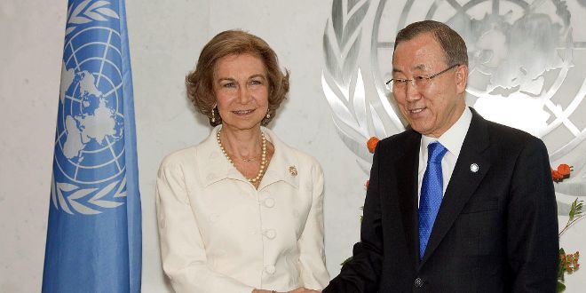 La Reina Sofía saluda al secretario general de la ONU, Ban Ki-Moon, con quien se ha reunido hoy en la sede de las Naciones Unidas en Nueva York, en un encuentro en el que ambos han podido examinar la contribución de España a los Objetivos de Desarrollo del Milenio.