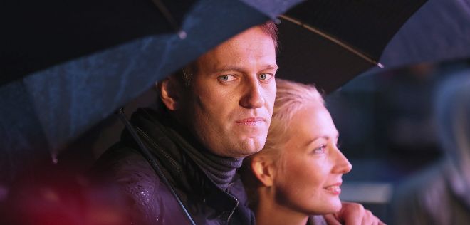 El candidato a la Alcaldía de Moscú, Alexei Navalny (i) y su mujer Yulia (d).