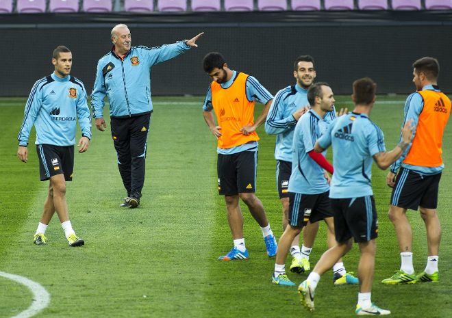 El entrenador de la selección española de fútbol, Vicente del Bosque, dirige el entreno.