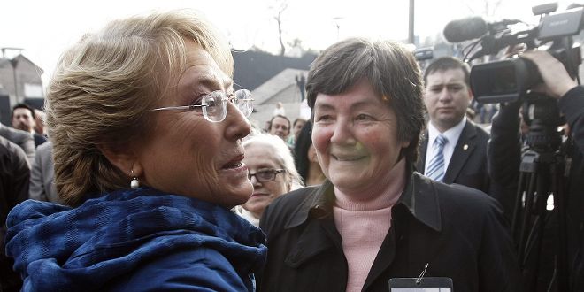 Michelle Bachelet (i), candidata a la presidencia de Chile por el pacto la Nueva Mayoría, junto a Viviana Diaz (d), fundadora de la Agrupación de Detenidos Desaparecidos, hoy, lunes 9 de septiembre de 2013, al acto de la oposición chilena, en conmemoración del 40 aniversario del golpe militar.