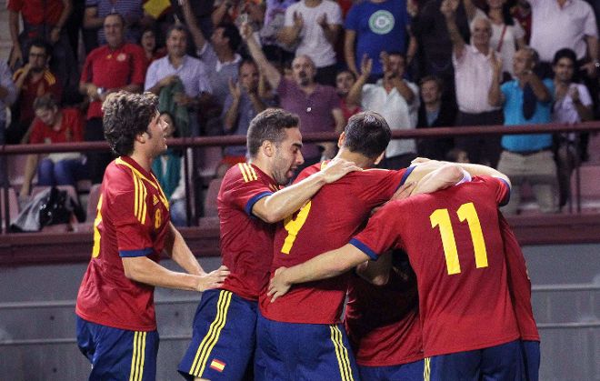Los jugadores de la selección española celebran uno de sus goles.