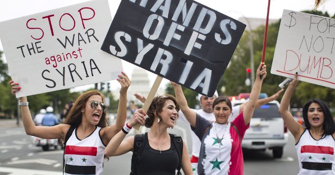 Un grupo de simpatizantes del presidente sirio Bashar al-Assad protestan contra la intervención militar en Siria, en las inmediaciones del Capitolio en Washington, DC, EE.UU.