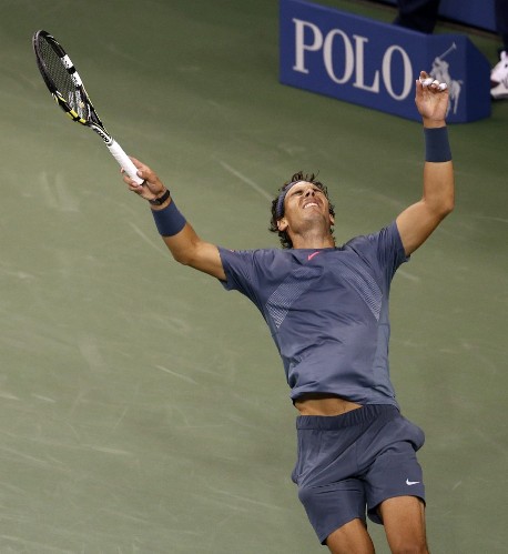 El tenista español Rafael Nadal celebra después de vencer al serbio Novak Djokovic hoy, lunes 9 de septiembre de 2013, en la final masculina del Abierto de Tenis de Estados Unidos que se disputa en el Centro Nacional de Tenis en Flushing Meadows, Nueva York (EE.UU.).