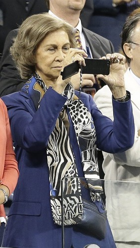 La reina Sofía de España toma fotografías al tenista español Rafael Nadal posando con el trofeo después de vencer al serbio Novak Djokovic.