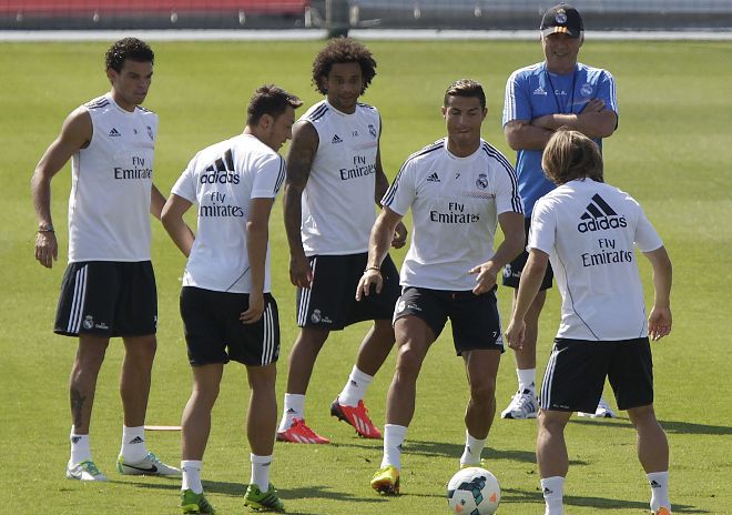 El entrenador del Real Madrid, el italiano Carlo Ancelotti observa a los jugadores.