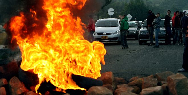Un hoguera arde bloquendo una vía en la población de Ubaté, departamento de Cundinamarca (Colombia).