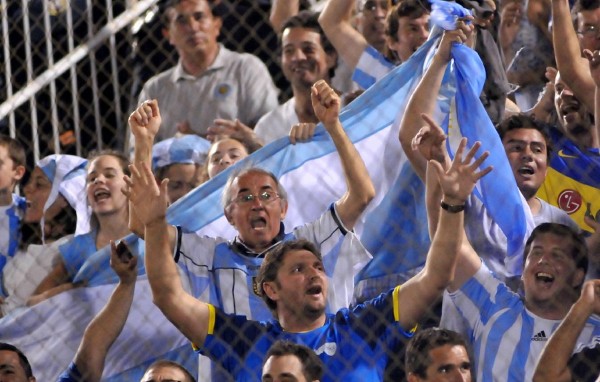 Seguidores de la selección de fútbol de Argentina animan a su equipo el martes 10 de septiembre de 2013, durante un partido ante Paraguay por las eliminatorias para el Mundial de Fútbol Brasil 2014, en Asunción (Paraguay). 