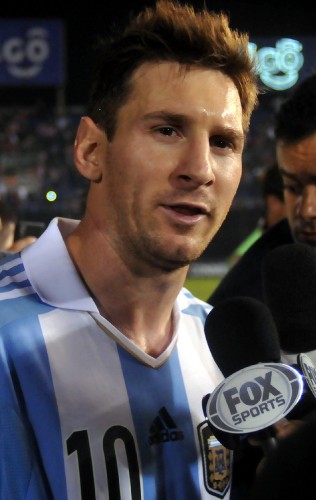 Lionel Messi de Argentina habla a los medios de comunicación tras disputar el partido ante Paraguay.