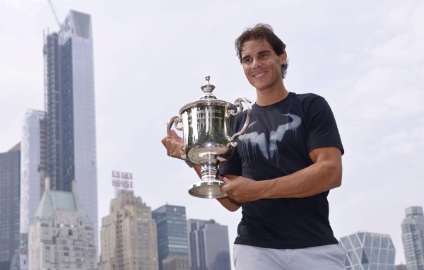 El tenista español Rafael Nadal posa para los fotógrafos con el trofeo que le acredita como ganador del Abierto de Estados Unidos, en Central Park, Nueva York.