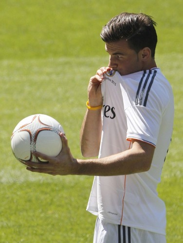 El galés Gareth Bale besa la camiseta del Real Madrid.