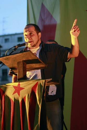 El diputado del Parlament de Catalunya David Fernández, durante su intervención en un acto de la izquierda independentista que ha tenido lugar al término de la manifestación de la Diada Nacional de Cataluña.