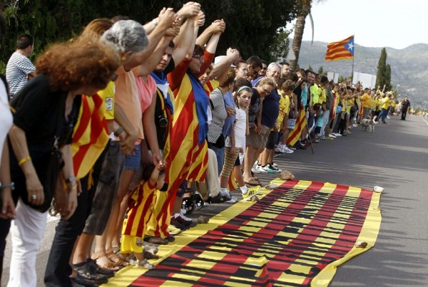 Cientos de ciudadanos participan en la cadena humana convocada en la localidad castellonense de Vinaròs, en los límites de Tarragona y Castellón sobre el puente del Riu Sénia, a favor de la independencia de Cataluña.