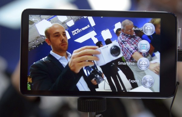 Un visitante prueba una cámara de fotos Samsung Galaxy durante el primer día de apertura al público de la Feria Internacional de la Electrónica para el Hogar (IFA) de Berlín (Alemania) el viernes 31 de agosto de 2012. 