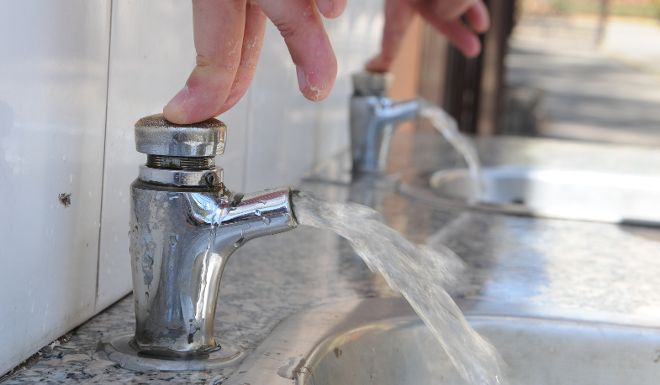 Continúan las restricciones en el consumo del agua del grifo en 11 municipios del Norte.