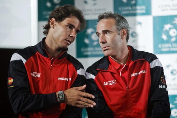 El capitán del equipo español de Copa Davis, Álex Corretja (d), conversa con Rafael Nadal, durante el Sorteo de la eliminatoria por la permanencia en el Grupo Mundial entre España y Ucrania que se disputa este fin de semana, celebrado hoy en el Palacio de Cibeles.