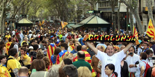 Cientos de ciudadanos en Las Ramblas de Barcelona durante la cadena humana por la independencia.