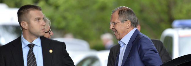 El ministro de Asuntos Exteriores ruso Sergei Lavrov (d), llega a la reunión sobre el conflicto sirio en Ginebra, Suiza, hoy.