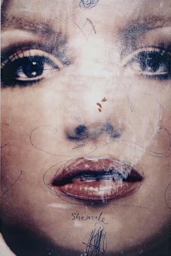 03), un póster de Britney Spears con graffitis realizados por Phil Collins. 