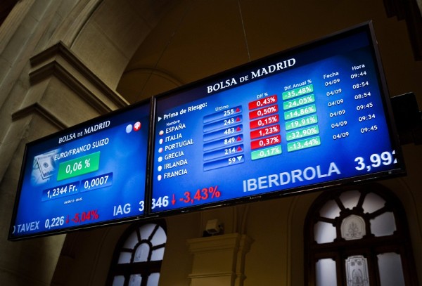 Vista del panel de la Bolsa de Madrid que informa de la evolución de la prima de riesgo de los países europeos. 