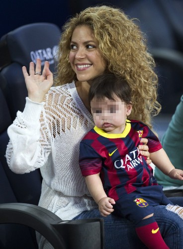 La cantante colombiana Shakira y su hijo Milan.