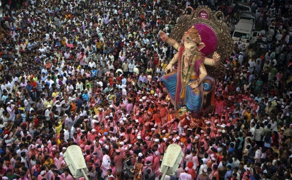 Una gran multitud asiste al festival de Ganesh en Bombay (India).
