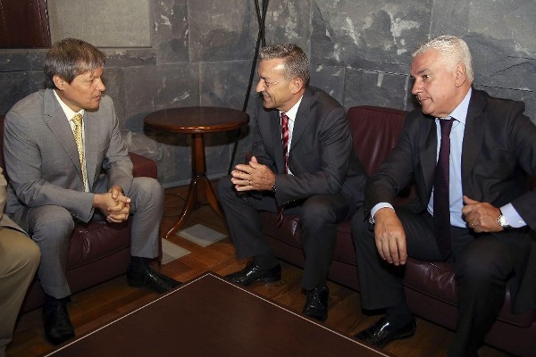 El presidente del Gobierno de Canarias, Paulino Rivero (c), el consejero de Agricultura, Juan Ramón Jiménez (d), y el comisario de Agricultura y Desarrollo Rural de la Comisión Europea, Dacian Ciolos.