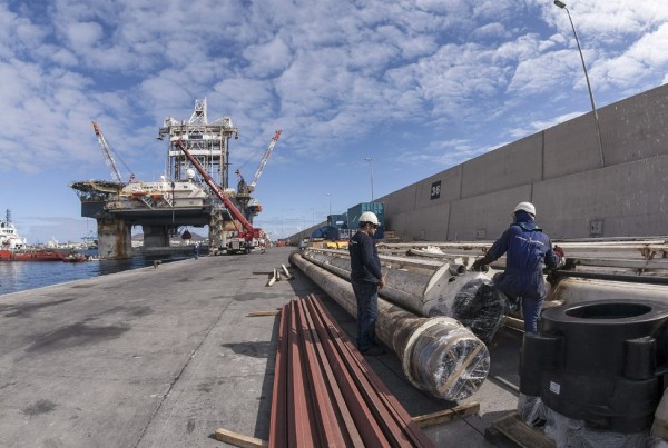 La plataforma Cajun Express, de 114 metros de eslora, 60 de manga, 114 de altura y casi 24.000 toneladas de peso, contratada por la petrolera escocesa Cairn Energy para perforar en aguas de Marruecos.