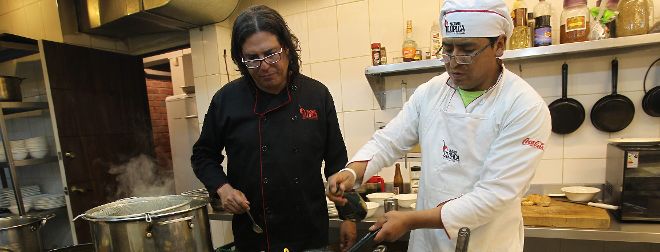 El chef del restaurante Madame Ulupica y uno de los socios de la empresa Made in Bolivia, Ilya Fortún (i), supervisa la preparación de los platos.