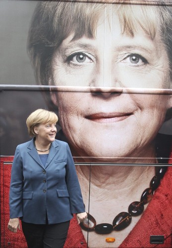 La canciller alemana, Angela Merkel, posa delante de su autobús durante un acto de campaña electoral en Berlín.