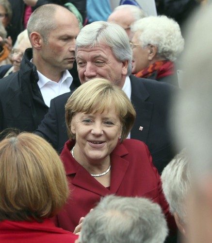 La canciller alemana, Angela Merkel (c, delante), participa en un acto de campaña electoral de la Unión Cristianodemócrata (CDU) y sus socios de gobierno, la CSU, junto al primer ministro del estado federado de Hesse, Volker Bouffier (c, detrás), en Fulda.