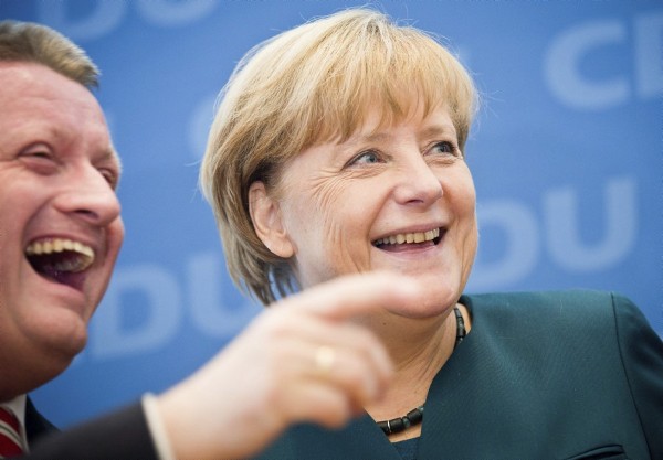 La canciller alemana, Angela Merkel, bromea con el secretario general de la Unión Cristianodemócrata (CDU), Hermann Groehe (izda), antes del comienzo de una reunión de la Junta del partido en Berlín (Alemania) hoy, lunes 23 de septiembre de 2013. 