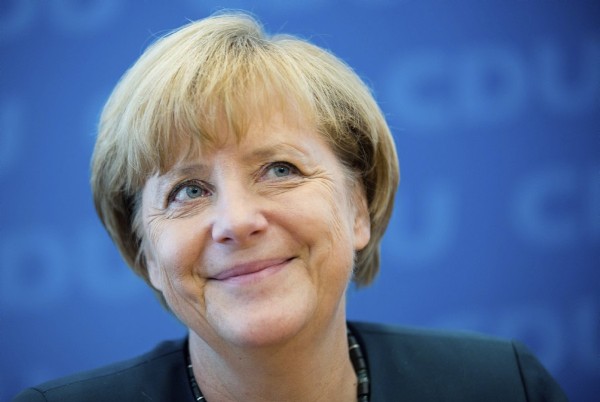 La canciller alemana, Angela Merkel, sonríe antes del comienzo de una reunión de la Junta del partido en Berlín (Alemania) hoy, lunes 23 de septiembre de 2013.
