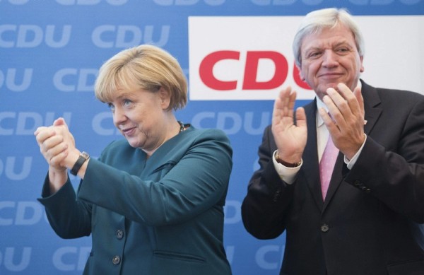 La canciller alemana, Angela Merkel (izda), y el gobernador de Hesse, Volker Bouffier, antes del comienzo de una reunión de la Junta del Partido Cristianodemócrata (CDU) en Berlín (Alemania) hoy, lunes 23 de septiembre de 2013.