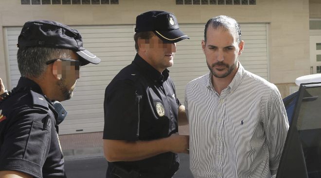 Juan Cuenca, uno de los imputados en el caso del asesinato en Murcia de la jugadora holandesa de voleibol Ingrid Visser y de su pareja, Lodewijk Severein, es conducido por la policía nacional.