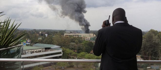 Una columna de humo se eleva desde el Centro Comercial Westgate en Nairobi (Kenia) hoy, lunes 23 de septiembre de 2013.
