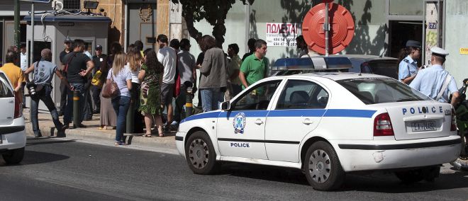 Policías llegan a la sede del partido radical neonazi Amanecer Dorado, después de que un simpatizante de extrema izquierda fuera asesinado en Pireo (Grecia) el miércoles 18 de septiembre de 2013.