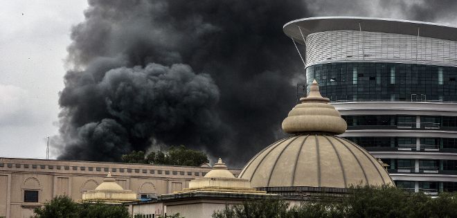 Vista de una columna de humo sobre el centro comercial de Westgate, en Nairobi (Kenia).