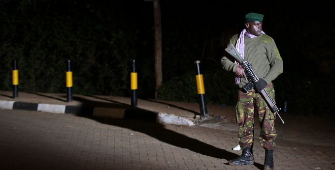 Un soldado de las Fuerzas de Defensa de Kenia (KDF, por sus siglas en inglés), hace guardia frente al centro comercial de Westgate, en Nairobi (Kenia).