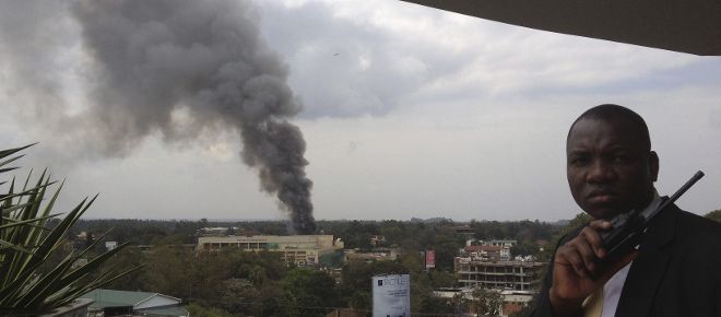 Una columna de humo se eleva desde el Centro Comercial Westgate en Nairobi (Kenia).