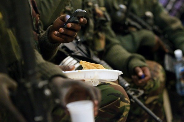 Policías keniatas comen en el Centro Oshwal, cerca al centro comercial Westgate, en Nairobi (Kenia).