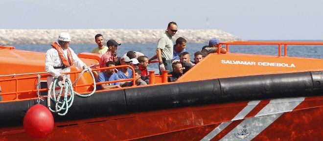 Efectivos de Salvamento MarÍtimo y la Guardia Civil trasladan al puerto de Almería a 16 inmigrantes de origen magrebí tripulantes de una patera interceptada cerca de la costa almeriense.