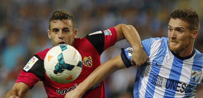 El portugués del Málaga Antunes (D) pelea un balón con Rodrigo Ríos.