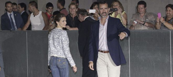 Los Príncipes de Asturias, Felipe y Letizia, a su llegada al Hospital Quirón Madrid.